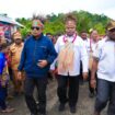 Gubernur Papua, Matius D. Fakhiri dalam kunjungannya ke Kepulauan Yapen / Istimewa