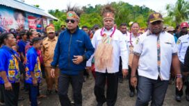 Gubernur Papua, Matius D. Fakhiri dalam kunjungannya ke Kepulauan Yapen / Istimewa