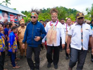 Gubernur Papua, Matius D. Fakhiri dalam kunjungannya ke Kepulauan Yapen / Istimewa