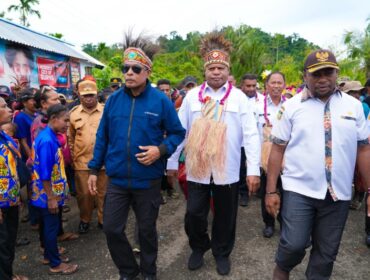 Gubernur Papua, Matius D. Fakhiri dalam kunjungannya ke Kepulauan Yapen / Istimewa