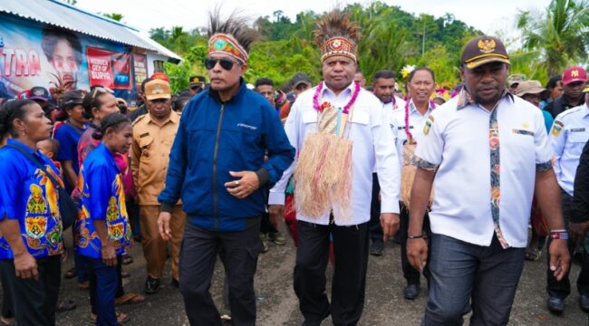 Gubernur Papua, Matius D. Fakhiri dalam kunjungannya ke Kepulauan Yapen / Istimewa
