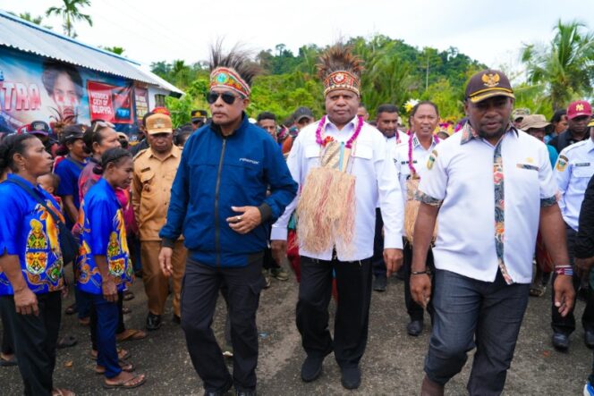 
					Gubernur Papua, Matius D. Fakhiri dalam kunjungannya ke Kepulauan Yapen / Istimewa