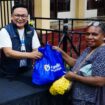 Regional CEO Bank Mandiri Region XII Antonius Budi Setiawan membagikan sembako / Istimewa