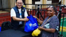 Regional CEO Bank Mandiri Region XII Antonius Budi Setiawan membagikan sembako / Istimewa