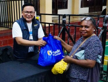 Regional CEO Bank Mandiri Region XII Antonius Budi Setiawan membagikan sembako / Istimewa