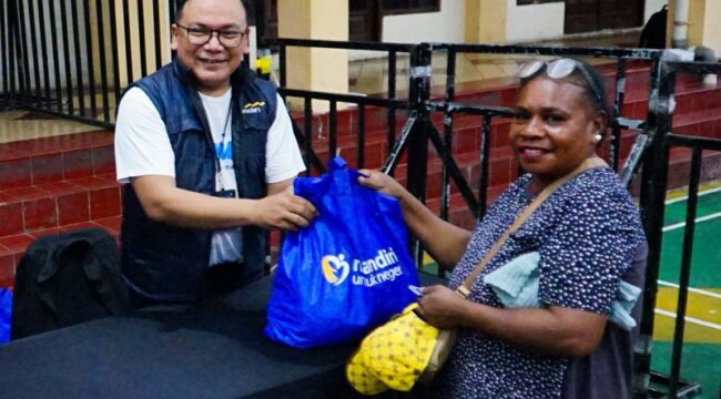 Regional CEO Bank Mandiri Region XII Antonius Budi Setiawan membagikan sembako / Istimewa