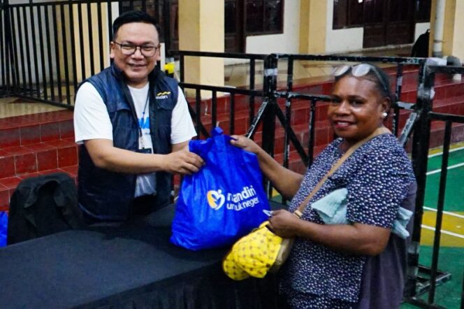 
					Regional CEO Bank Mandiri Region XII Antonius Budi Setiawan membagikan sembako / Istimewa