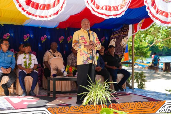 
					Gubernur Papua, Matius D. Fakhiri saat mengunjungi Kepulauan Numfor / Istimewa