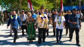Gubernur Papua, Matius D. Fakhiri mengunjungi Kepulauan Numfor / Istimewa