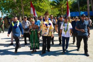Gubernur Papua, Matius D. Fakhiri mengunjungi Kepulauan Numfor / Istimewa