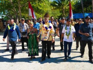 Gubernur Papua, Matius D. Fakhiri mengunjungi Kepulauan Numfor / Istimewa