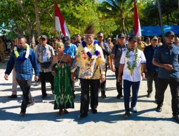Gubernur Papua, Matius D. Fakhiri mengunjungi Kepulauan Numfor / Istimewa