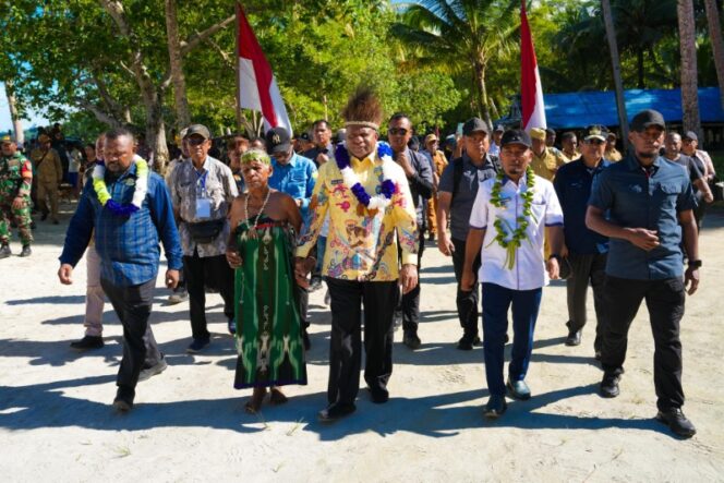 
					Gubernur Papua, Matius D. Fakhiri mengunjungi Kepulauan Numfor / Istimewa