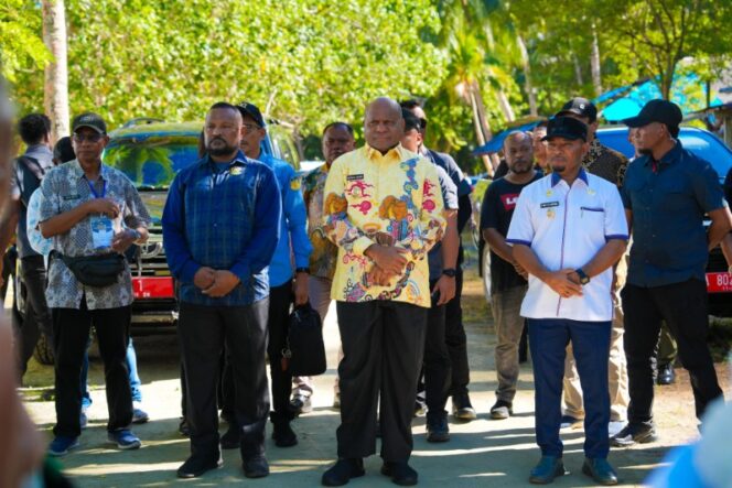 
					Gubernur Papua, Matius D. Fakhiri mengunjungi Kepulauan Numfor / Istimewa