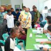 Gubernur Papua, Matius D. Fakhiri saat meninjau layanan kesehatan di Numfor / Istimewa