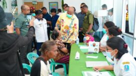 Gubernur Papua, Matius D. Fakhiri saat meninjau layanan kesehatan di Numfor / Istimewa