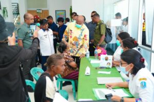 Gubernur Papua, Matius D. Fakhiri saat meninjau layanan kesehatan di Numfor / Istimewa