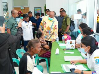 Gubernur Papua, Matius D. Fakhiri saat meninjau layanan kesehatan di Numfor / Istimewa