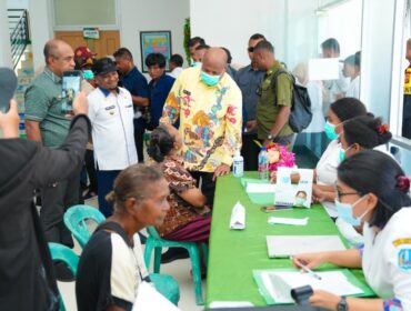 Gubernur Papua, Matius D. Fakhiri saat meninjau layanan kesehatan di Numfor / Istimewa
