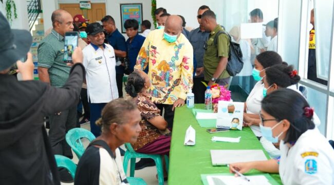Gubernur Papua, Matius D. Fakhiri saat meninjau layanan kesehatan di Numfor / Istimewa