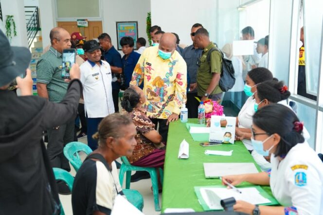 
					Gubernur Papua, Matius D. Fakhiri saat meninjau layanan kesehatan di Numfor / Istimewa
