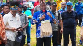 Gubernur Papua, Matius D. Fakhiri saat mengunjungi Supiori / Istimewa