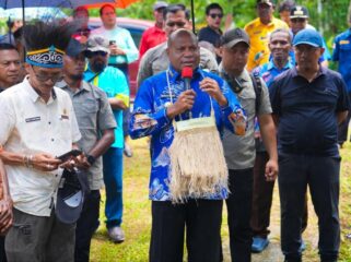 Gubernur Papua, Matius D. Fakhiri saat mengunjungi Supiori / Istimewa