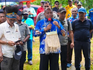 Gubernur Papua, Matius D. Fakhiri saat mengunjungi Supiori / Istimewa