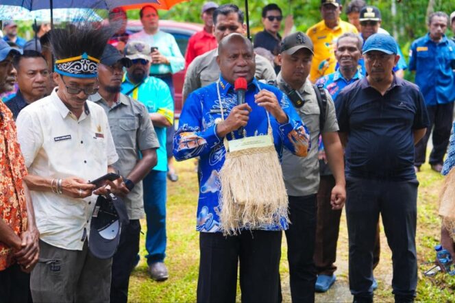 
					Gubernur Papua, Matius D. Fakhiri saat mengunjungi Supiori / Istimewa