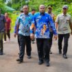 Gubernur Papua, Matius D. Fakhiri mengunjungi Supiori / Istimewa
