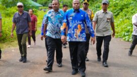 Gubernur Papua, Matius D. Fakhiri mengunjungi Supiori / Istimewa