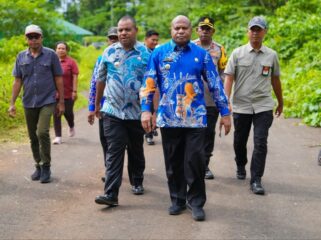 Gubernur Papua, Matius D. Fakhiri mengunjungi Supiori / Istimewa