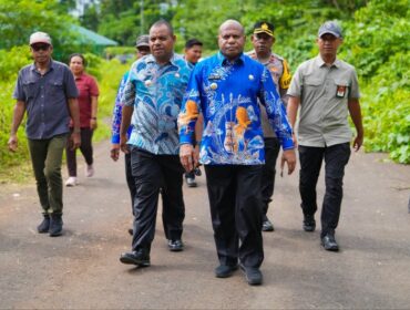 Gubernur Papua, Matius D. Fakhiri mengunjungi Supiori / Istimewa