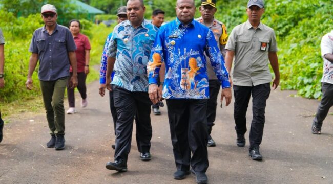 Gubernur Papua, Matius D. Fakhiri mengunjungi Supiori / Istimewa
