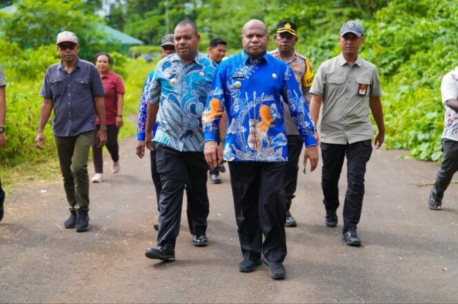 
					Gubernur Papua, Matius D. Fakhiri mengunjungi Supiori / Istimewa
