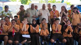 Gubernur Papua, Matius D. Fakhiri saat meninjau SLB Biak / Istimewa