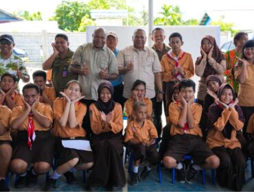 Gubernur Papua, Matius D. Fakhiri saat meninjau SLB Biak / Istimewa