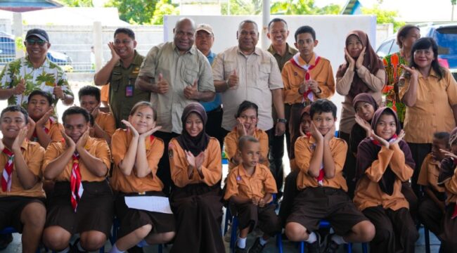 Gubernur Papua, Matius D. Fakhiri saat meninjau SLB Biak / Istimewa