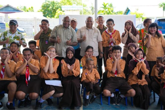 
					Gubernur Papua, Matius D. Fakhiri saat meninjau SLB Biak / Istimewa