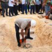 Gubernur Papua, Matius D. Fakhiri meletakkan batu pertama pembangunan koperasi Merah Putih di Biak Utara/ Istimewa