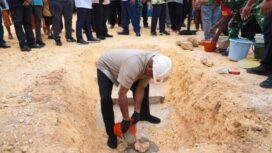 Gubernur Papua, Matius D. Fakhiri meletakkan batu pertama pembangunan koperasi Merah Putih di Biak Utara/ Istimewa