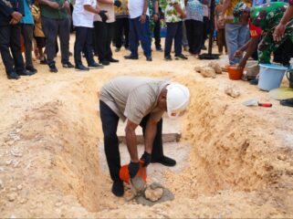Gubernur Papua, Matius D. Fakhiri meletakkan batu pertama pembangunan koperasi Merah Putih di Biak Utara/ Istimewa