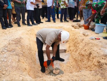 Gubernur Papua, Matius D. Fakhiri meletakkan batu pertama pembangunan koperasi Merah Putih di Biak Utara/ Istimewa