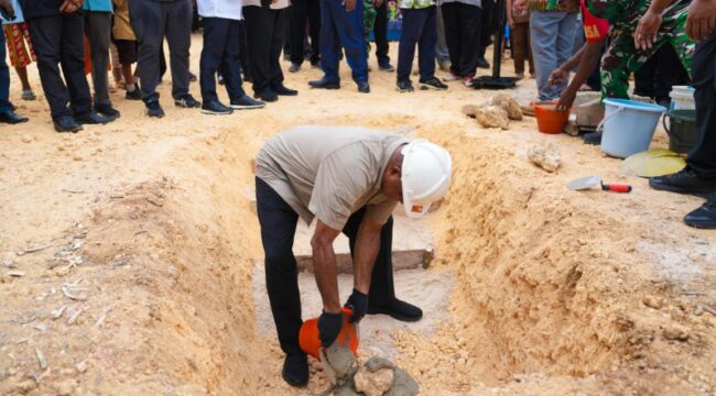 Gubernur Papua, Matius D. Fakhiri meletakkan batu pertama pembangunan koperasi Merah Putih di Biak Utara/ Istimewa