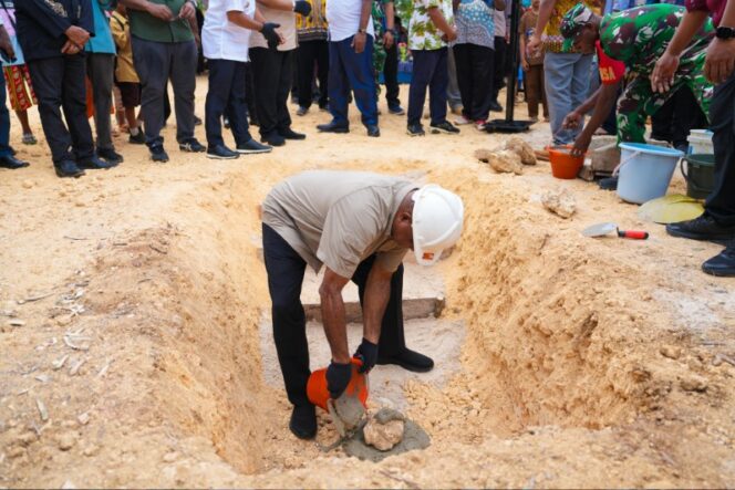 
					Gubernur Papua, Matius D. Fakhiri meletakkan batu pertama pembangunan koperasi Merah Putih di Biak Utara/ Istimewa