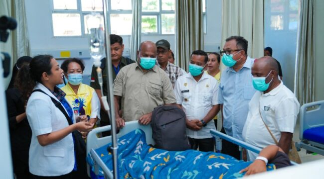 Gubernur Papua, Matius D. Fakhiri berkunjung ke RSUD Biak / Istimewa