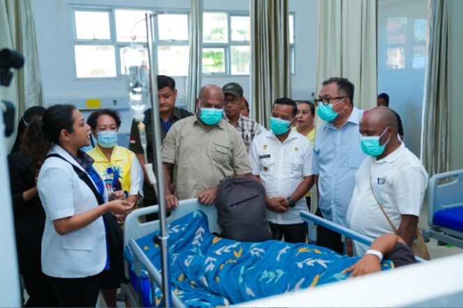 
					Gubernur Papua, Matius D. Fakhiri berkunjung ke RSUD Biak / Istimewa