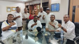 Ketua Umum beserta Sekretaris Umum KONI Papua didampingi Tim Penjaringan dan Panitia Musorprov saat memberikan keterangan pers / Istimewa
