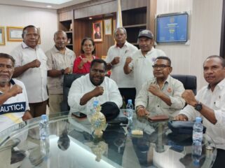 Ketua Umum beserta Sekretaris Umum KONI Papua didampingi Tim Penjaringan dan Panitia Musorprov saat memberikan keterangan pers / Istimewa