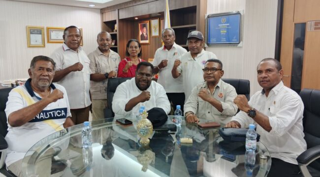 Ketua Umum beserta Sekretaris Umum KONI Papua didampingi Tim Penjaringan dan Panitia Musorprov saat memberikan keterangan pers / Istimewa